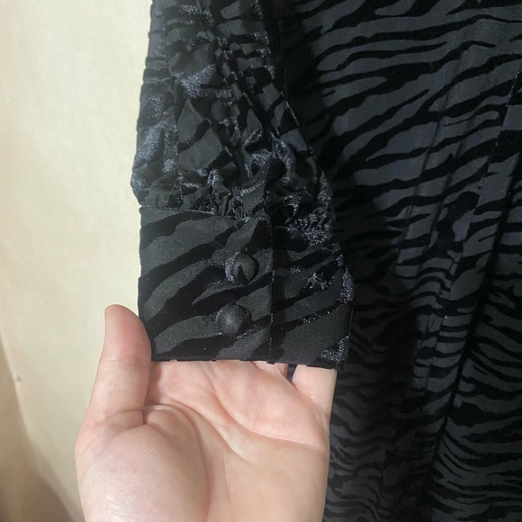 Calvin Klein women's 10 zebra print velvet burnout neck tie long sleeve midi EUC - Picture 2 of 7